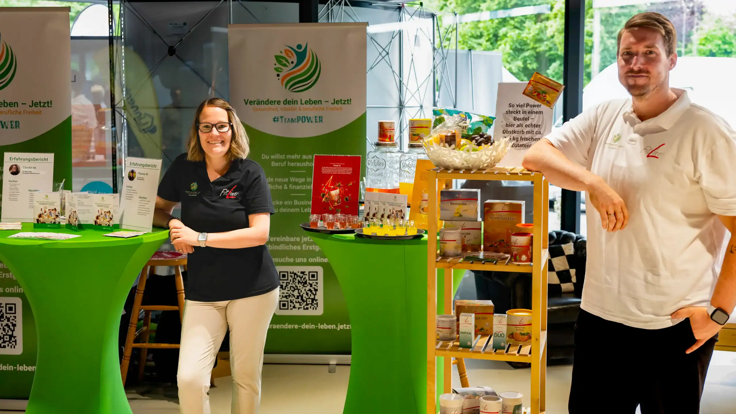 #TeamPOWER Beratungsteam am Infostand mit FitLine-Produkten vor Ort