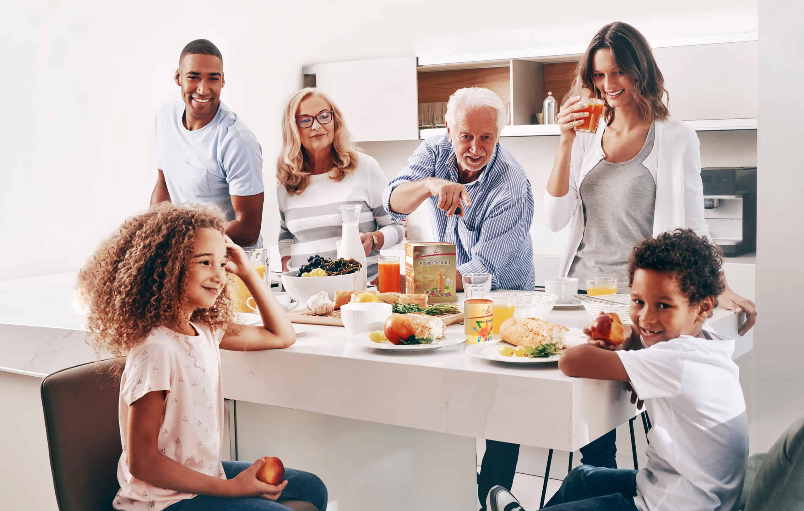 Mehrgenerationen-Familie genießt gesunde Ernährung mit FitLine-Unterstützung