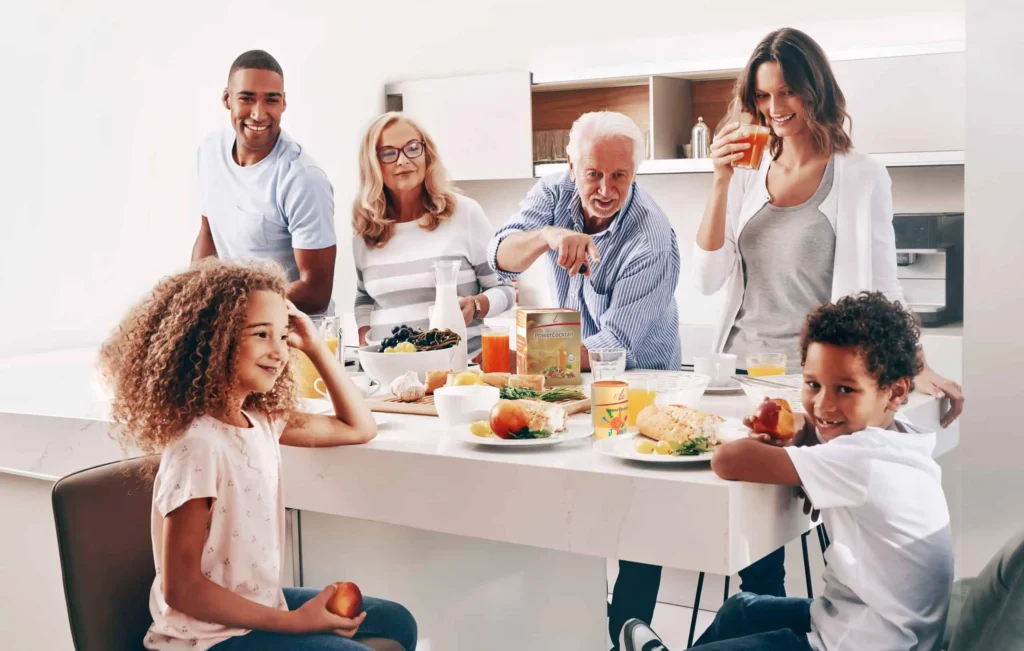 FitLine_Family_lifestyle-picture_NEW-PRODUCTS Mehrgenerationen-Familie genießt gesunde Ernährung mit FitLine-Unterstützung