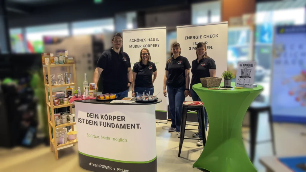 #TeamPOWER Beratungsteam am Infostand mit FitLine-Produkten vor Ort